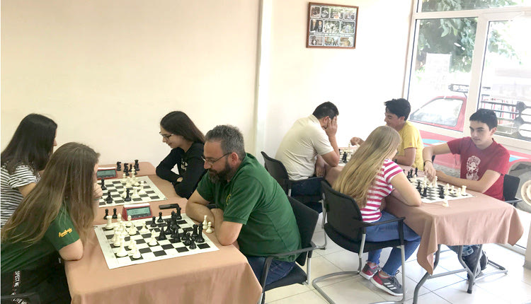 Οι Ανωγειανοί ξέρουν να παίζουν και σκάκι... 