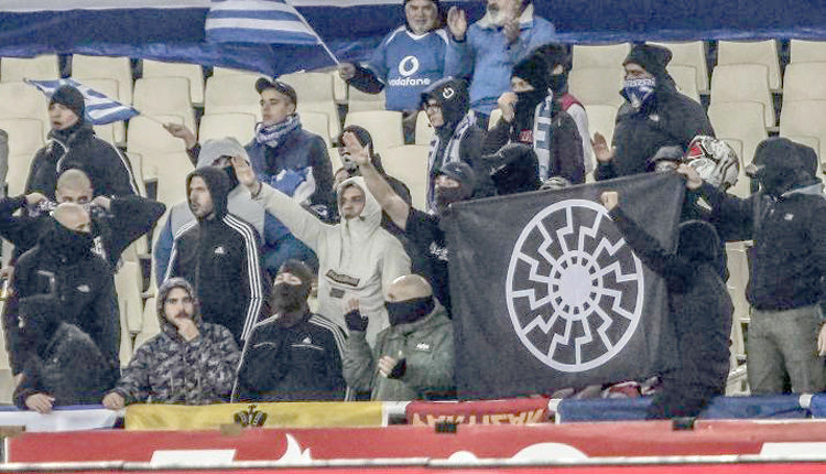  στην κερκίδα του Ολυμπιακού Σταδίου από περίπου 50 «οπαδούς» που κρατούσαν σημαία με τον «Μαύρο Ήλιο» των S.S., στον αγώνα Ελλάδα-Εσθονία