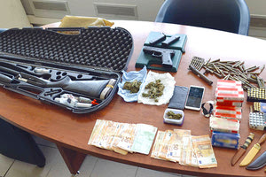 Πατέρας και γιος συνελήφθησαν για παραβάσεις  της νομοθεσίας περί ναρκωτικών ουσιών και όπλων.