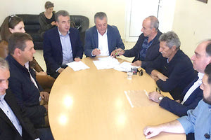 σύμβαση υπέγραψε στο Αρκαλοχώρι παρουσία του περιφερειάρχη Σταύρου Αρναουτάκη ο δήμαρχος Ζ. Καλογεράκης ο εκπρόσωπος της Κατασκευαστικής “Πρότυπο” Μαν. Αποστολάκη και από τη μεριά του ανάδοχου του έργου