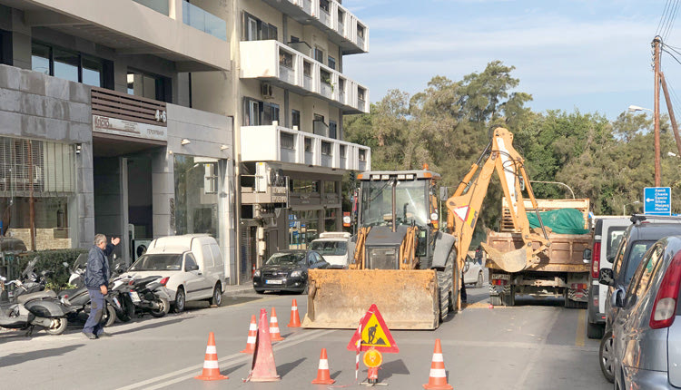τα συνεργεία της Δημοτικής Επιχείρησης Ύδρευσης και Άρδευσης Ηρακλείου στη λεωφόρο Γερωνυμάκη