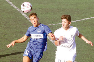 Ο Σταυρουλάκης της Μικτής Νέων ΕΠΣΗ (αριστερά) στο χθεσινό ματς με το Λασίθι