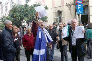 Οι “συνέλληνες” απήγγειλαν τον όρκο τους έξω από τα δικαστήρια