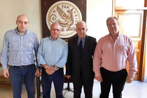 ο αντιδήμαρχος Αθλητισμού του Δήμου Ηρακλείου Κώστας Βαρδαβάς με τον πρόεδρο της Ελληνικής Αεραθλητικής Ομοσπονδίας Νίκο Μακράκη και τον Γενικό Γραμματέα της ΕΛ.Α.Ο και πρόεδρο της Επιτροπής Αερομοντελισμού της Διεθνούς Αεροναυτικής Ομοσπονδίας Αντώνη Παπαδόπουλο