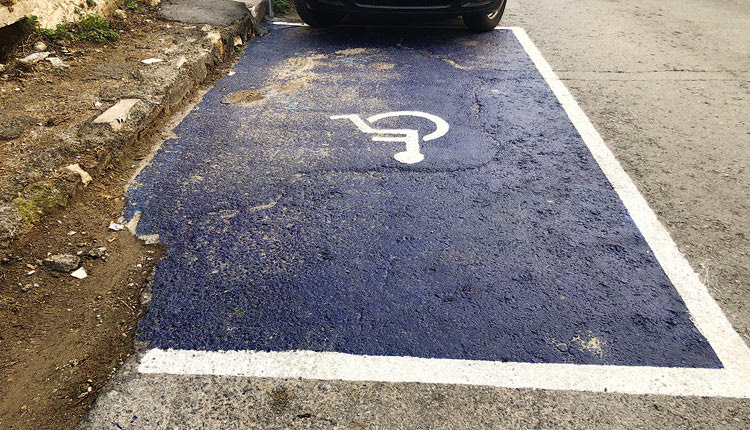 Η φωτογραφία είναι από την κάθετη στη Δημοκρατίας, οδό Μυσώνος, όπου προφανώς ο εργάτης που οριοθέτησε τη θέση στάθμευσης οχήματος με οδηγό ΑμεΑ δεν θεώρησε καθόλου σημαντικό τουλάχιστον να αποκαταστήσει το οδόστρωμα στο συγκεκριμένο σημείο.