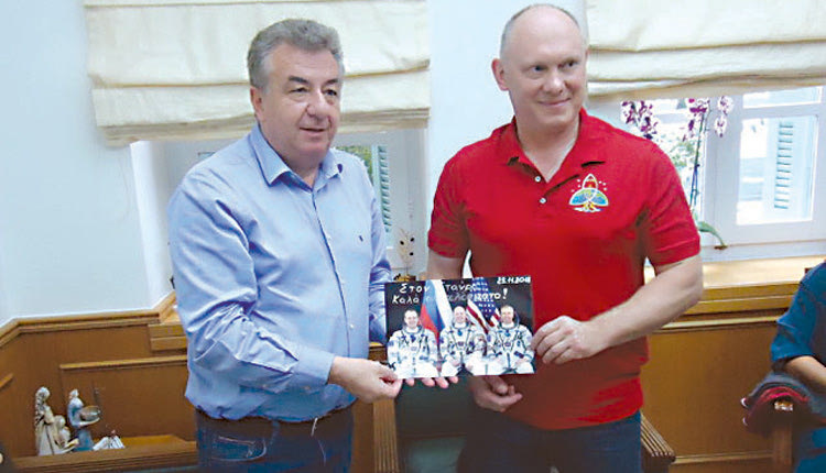 Ο Ρώσος κοσμοναύτης Oleg Artemyev με τον περιφερειάρχη Κρήτης 