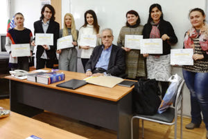 Ο κ. Στασινάκης με τους βραβευθέντες φοιτητές