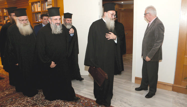 Οι ιεράρχες της Κρήτης προσερχόμενοι στη συνάντηση με τον κ. Γαβρόγλου 