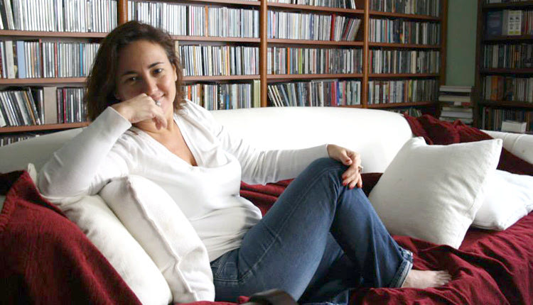 Η δημοσιογράφος και συγγραφέας  Λώρης Κέζα