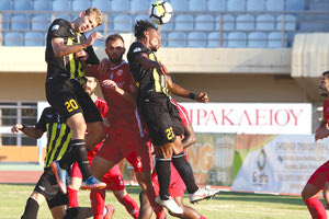 Ο Ιατρούδης και ο Γιακούμπου σε μια εναέρια μονομαχία στο χθεσινό ντέρμπι