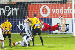 Η μπάλα στα δίχτυα μετά τη κεφαλιά του Γιουνές και... τέζα ο ΟΦΗ