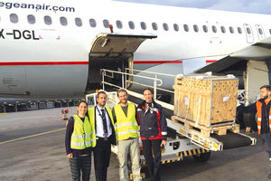 Λίγο πριν την πτήση με την Aegean από το αεροδρόμιο Ηρακλείου, το αρνάκι βρίσκεται στο ξύλινο κουτί του