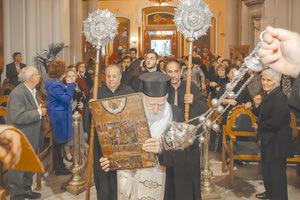 Ο Αρχιεπίσκοπος Ειρηναίος οδηγεί την εικόνα μέσα στον Άγιο Μηνά