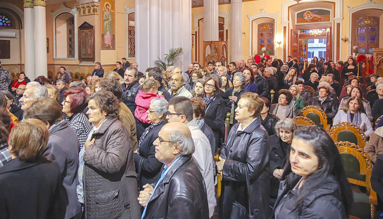 Δεκάδες πιστοί έσπευσαν να προσκυνήσουν την εικόνα 