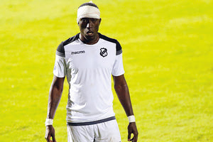 Ο Πάτρικ Βουό που τραυματίστηκε και συνέχισε με μπαταρισμένο κεφάλι αλλά πήγε μετά το παιχνίδι στο νοσοκομείο για να υποβληθεί σε αξονική