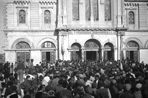 Πλατεία Αγίου Μηνά, ίσως στις 11 Οκτωβρίου 1944, (ημέρα απελευθέρωσης Ηρακλείου)