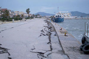 Το λιμάνι του Ληξουρίου μετά τον σεισμό τον Φεβρουάριο του 2014