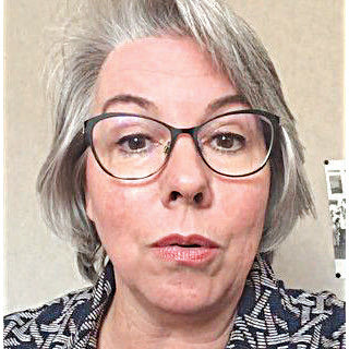 Το νέο πρόσωπο στη Γαλλία! Παίζει ακορντεόν, είναι υπνοθεραπεύτρια και εργάζεται περιστασιακά, για να πληρώνει τους λογαριασμούς, η 51χρονη Ζακλίν Μουρό, η αναπάντεχη “ηγέτις” του λαϊκού κινήματος