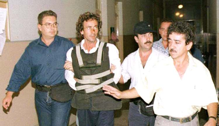 Ο Γ. Μεταξάκης οδηγήθηκε στον εισαγγελέα φορώντας αλεξίσφαιρο γιλέκο