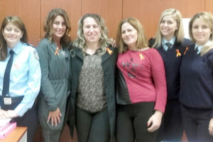 Αστυνομικίνες μοίρασαν πορτοκαλί εμβλήματα για την διεθνή ημέρα για την εξάλειψη της βίας κατά των γυναικών