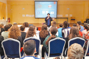 η παιδοπνευμονολόγος, διευθύντρια ΕΣΥ της Πανεπιστημιακής Παιδιατρικής Κλινικής Ένη Μιχαηλίδου, πραγματοποιεί ομιλίες σε σχολεία για τις επιπτώσεις της αφρικανικής σκόνης στην υγεία των παιδιών.