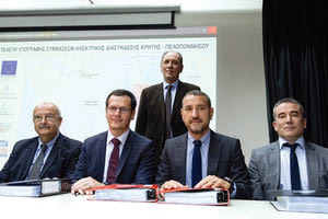 ο υπουργός Περιβάλλοντος και Ενέργειας Γιώργος Σταθάκης κατα την υπογραφή σύμβασης για τη δημιουργία της λεγόμενης «μικρής διασύνδεσης» Κρήτης και Πελοποννήσου