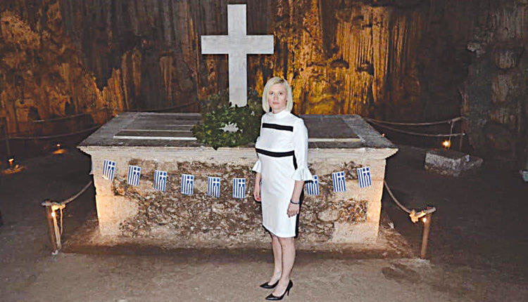 Η πολιτικός Ραχήλ Μακρή από το σπήλαιο του Μελιδονίου