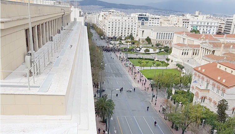 Είναι εντυπωσιακή η εικόνα που τράβηξε ο Αρίστος Δοξιάδης και δείχνει πραγματικά τι συμβαίνει ακόμη στην Ελλάδα: «Κλειστή η Πανεπιστημίου, έμφραγμα όλο το κέντρο της Αθήνας, για διακόσιους μαθητές στα Προπύλαια.