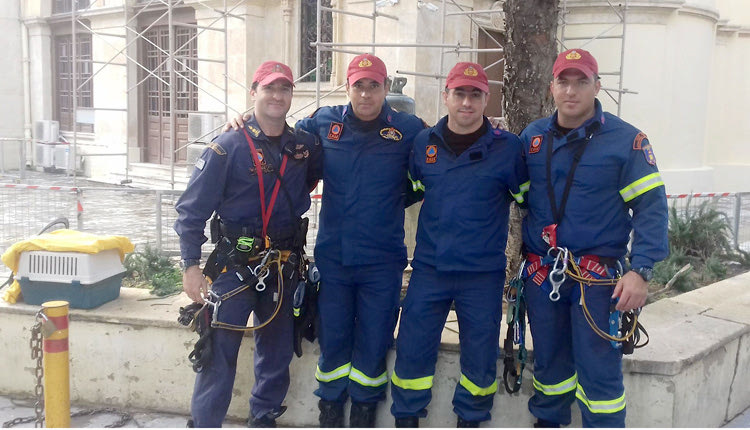 Οι άνδρες της ΕΜΑΚ  που πραγματοποίησαν τη διάσωση