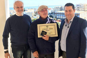 Τα γαϊδουράκια της Κρήτης έχουν έναν σπουδαίο υποστηρικτή από την Ολλανδία, που εδώ και μια δεκαετία έρχεται στο νησί και τους προσφέρει εθελοντικά εργασίες πεταλωτή.