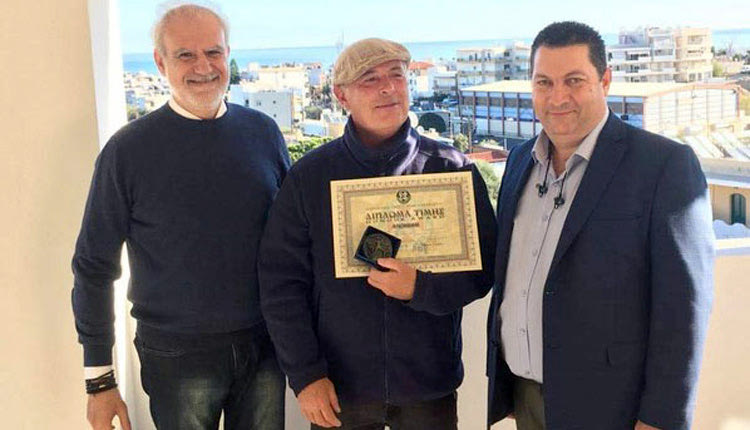 Τα γαϊδουράκια της Κρήτης έχουν έναν σπουδαίο υποστηρικτή από την Ολλανδία, που εδώ και μια δεκαετία έρχεται στο νησί και τους προσφέρει εθελοντικά εργασίες πεταλωτή.