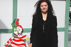 Η ΓΝΩΣΤΗ ΣΚΗΝΟΓΡΑΦΟΣ ΚΑΙ ΕΝΔΥΜΑΤΟΛΟΓΟΣ ΑΝΝΑ ΜΑΧΑΙΡΙΑΝΑΚΗ, ΠΟΥ ΕΚΑΝΕ ΜΑΓΙΚΟ ΤΟ ΧΡΙΣΤΟΥΓΕΝΝΙΑΤΙΚΟ ΚΑΣΤΡΟ, ΜΙΛΑ ΣΤΗΝ “Π”