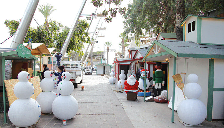 Προετοιμασίες για ένα μαγικό χριστουγεννιάτικο σκηνικό 