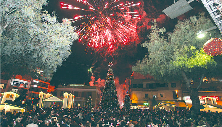 Με τα κινητά ανά χείρας οι Ηρακλειώτες αποτυπώνουν το φαντασμαγορικό θέαμα