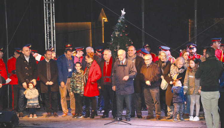 χαιρετισμός δήμαρχος στη φωταγώγηση του χριστουγεννιάτικου δέντρου στην πλατεία Ελευθερίας.