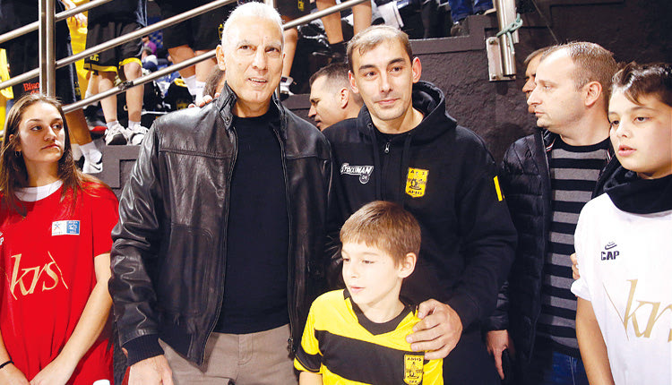 Ο Νίκος Γκάλης έκανε χθες στο Αλεξάνδρειο το τζάμπολ στον τελικό του Κυπέλλου μπάσκετ με αμαξίδιο