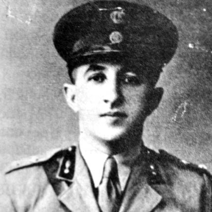 Ο Ταγματάρχης  Πυροβολικού  Κωνσταντίνος Βερσής. Αυτοκτόνησε τέλη Απριλίου 1941, μη αποδεχόμενος την παράδοση  του οπλισμού των Ελλήνων στους Γερμανούς.