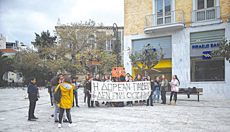 Μαθητές του Μουσικού Σχολείου Ηρακλείου πραγματοποίησαν διαμαρτυρία στο κέντρο της πόλης