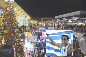 Ο Κακλαμανάκης ανάβει το δέντρο στο Talos Plaza