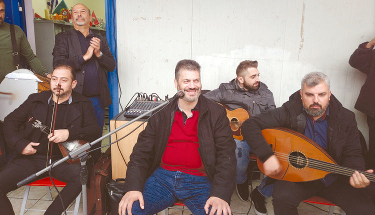 Ο Κρητικός καλλιτέχνης Μ. Κονταρός ενθουσίασε τα παιδιά με το παίξιμό του