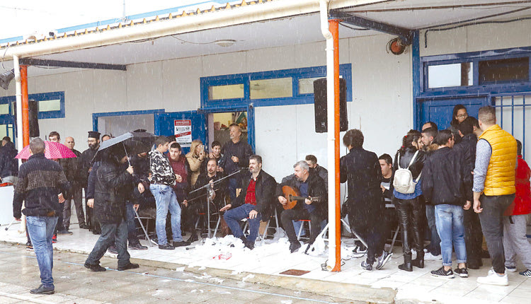 Τα παιδιά χόρεψαν, ακόμα και με τις ομπρέλες στα χέρια!