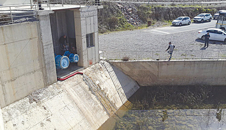 Άρχισε να... μπαίνει νερό στο φράγμα  Αποσελέμη