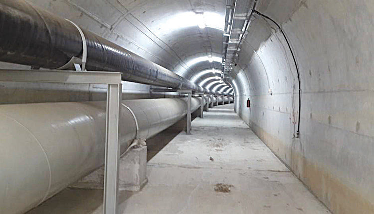 Οι σωλήνες μέσα στη σήραγγα και ο αγωγός που θα μεταφέρει τα πλημμυρικά νερά από το Οροπέδιο Λασιθίου