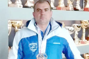 ο κολυμβητής των Δελφινιών  Μιχάλης Αρβανιτάκης