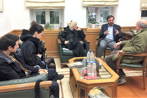 τηλεοπτική παραγωγή για την κρητική διατροφή ως κομμάτι της ζωντανής παράδοσης του νησιού παρουσίασαν στην Περιφέρεια Κρήτης ο σκηνοθέτης και παραγωγός Καμπάνι Γκινέττο και η πρόξενος της Ελλάδας στην Μπολόνια Γεωργία Λαμπράκη