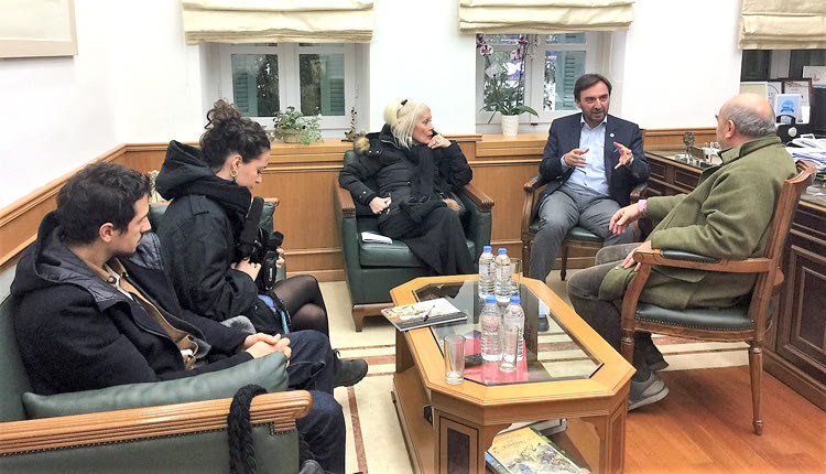 τηλεοπτική παραγωγή για την κρητική διατροφή ως κομμάτι της ζωντανής παράδοσης του νησιού παρουσίασαν στην Περιφέρεια Κρήτης ο σκηνοθέτης και παραγωγός Καμπάνι Γκινέττο και η πρόξενος της Ελλάδας στην Μπολόνια Γεωργία Λαμπράκη