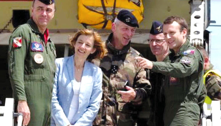 ο Πάνος Καμμένος στην άγρια κόντρα του με τον Μιχάλη Κωσταράκο για τις στολές των Ενόπλων Δυνάμεων Μπλέξανε και τον Μακρόν