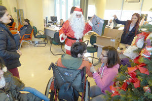 ΣΥΝΕΤΑΙΡΙΣΤΙΚΗ ΤΡΑΠΕΖΑ ΧΑΝΙΩΝ: Τα παιδιά του ΚΗΦΑΑΜΕΑ στόλισαν το χριστουγεννιάτικο δέντρο