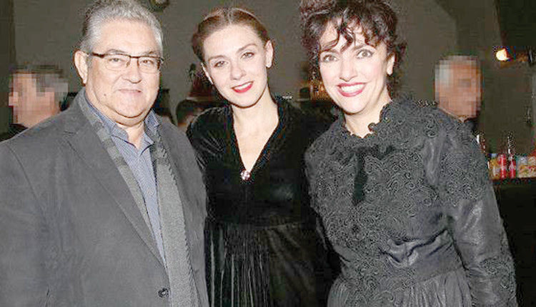 Πήγε στο θέατρο για τον Μάνο Ελευθερίου  ο γενικός γραμματέας του ΚΚΕ Δημήτρης Κουτσούμπας