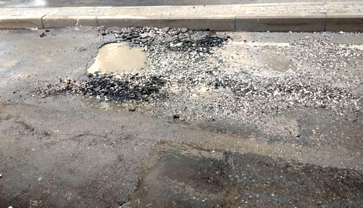 Άφησαν πίσω λακκούβες οι βροχές